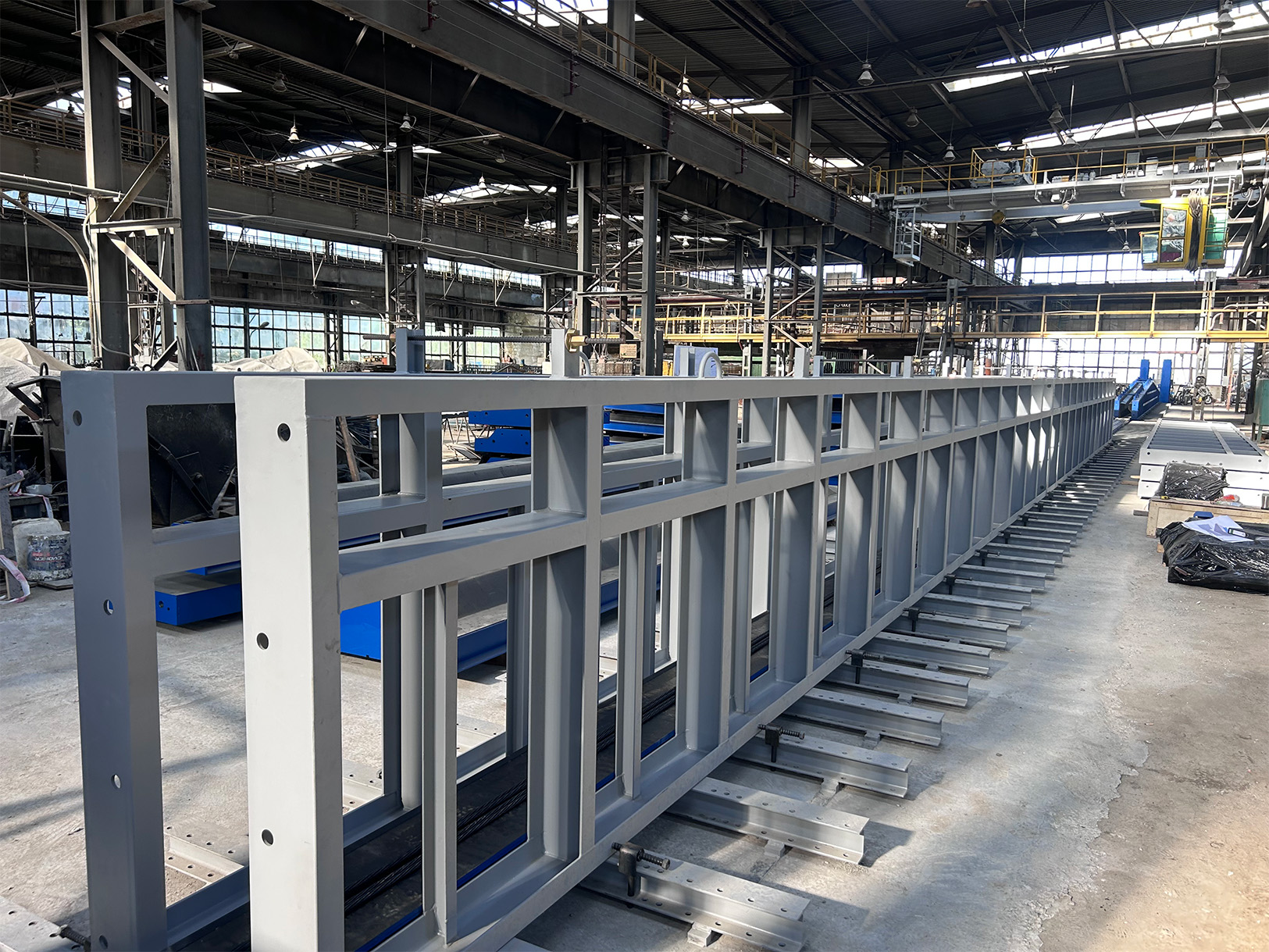 Produkcja belek sprężonych prefabrykowanych betonowych - formy stalowe do belek modułowe systemowe szalunki uniwersalne ramowe