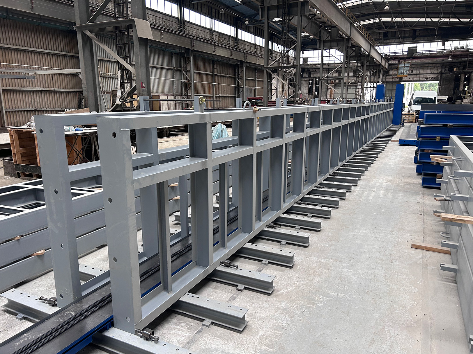 Produkcja belek sprężonych prefabrykowanych betonowych - formy stalowe do belek modułowe systemowe szalunki uniwersalne ramowe