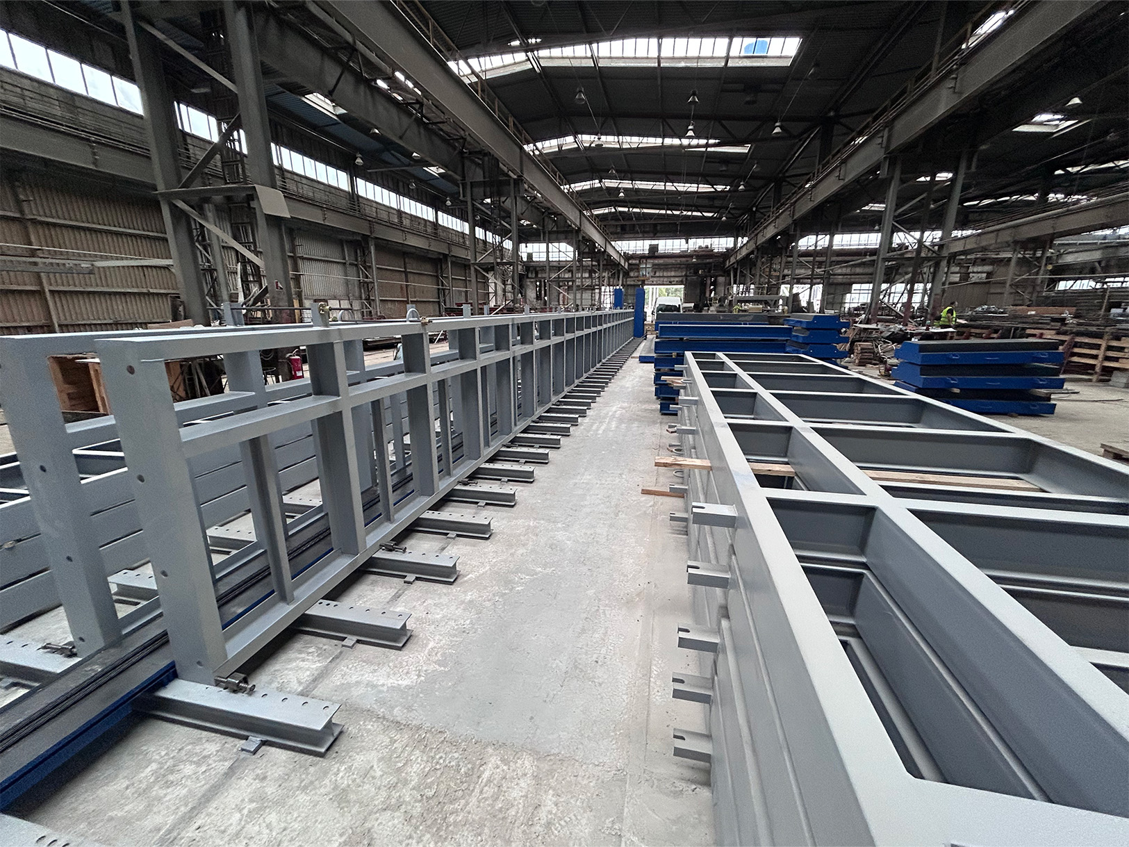 Produkcja belek sprężonych prefabrykowanych betonowych - formy stalowe do belek modułowe systemowe szalunki uniwersalne ramowe