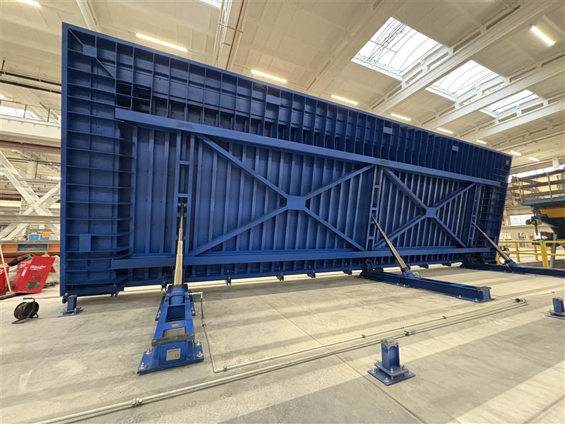 Stół uchylny z konsolami do produkcji prefabrykatów betonowych, ścian i płaskich elementów z systemem wibracji zamontowany na linii do prefabrykatów