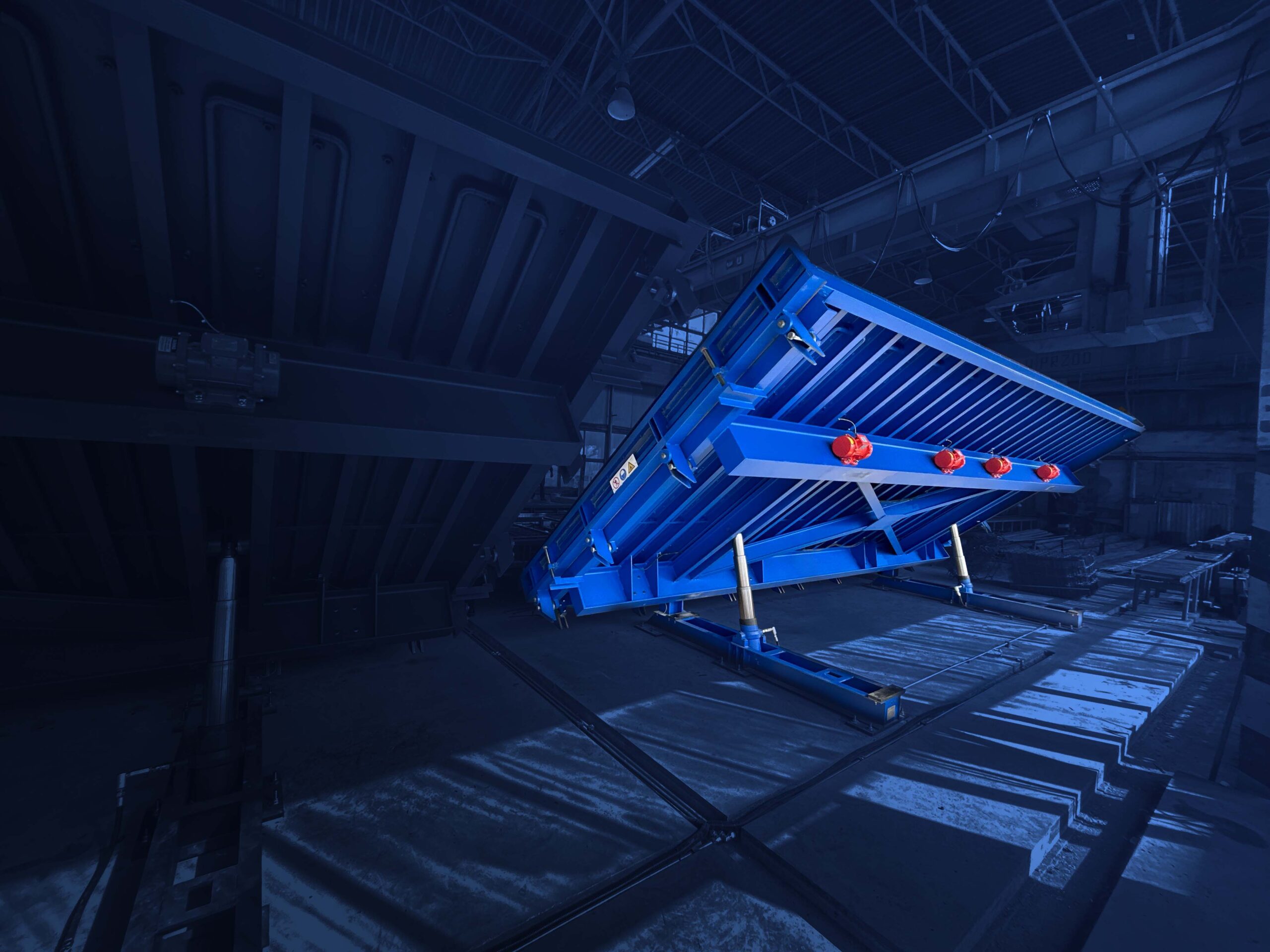 Stół uchylny z konsolami do produkcji prefabrykatów betonowych, ścian i płaskich elementów z systemem wibracji zamontowany na linii do prefabrykatów