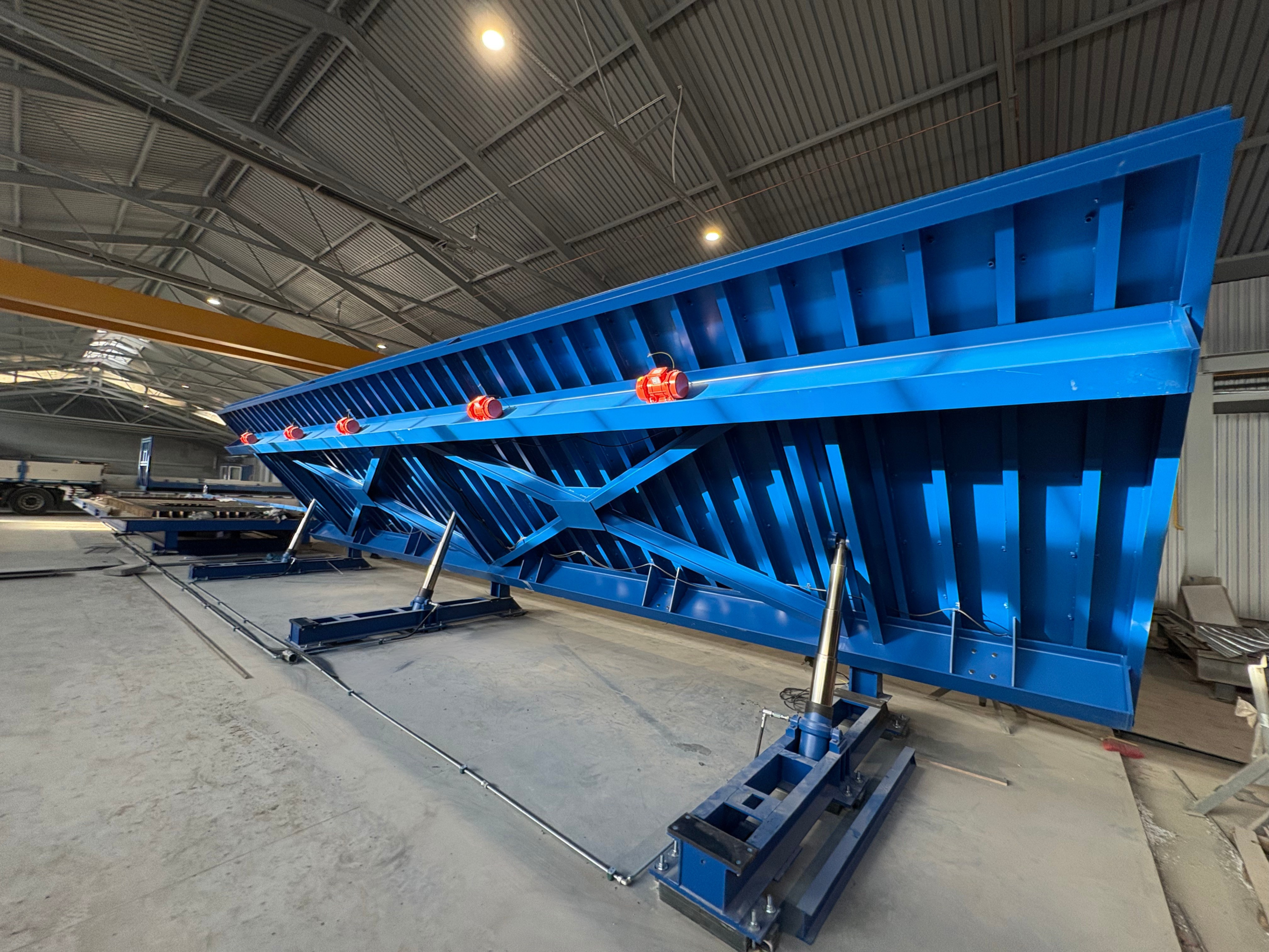 Stół uchylny do produkcji prefabrykatów betonowych, ścian i płaskich elementów z systemem wibracji zamontowany na linii do prefabrykatów