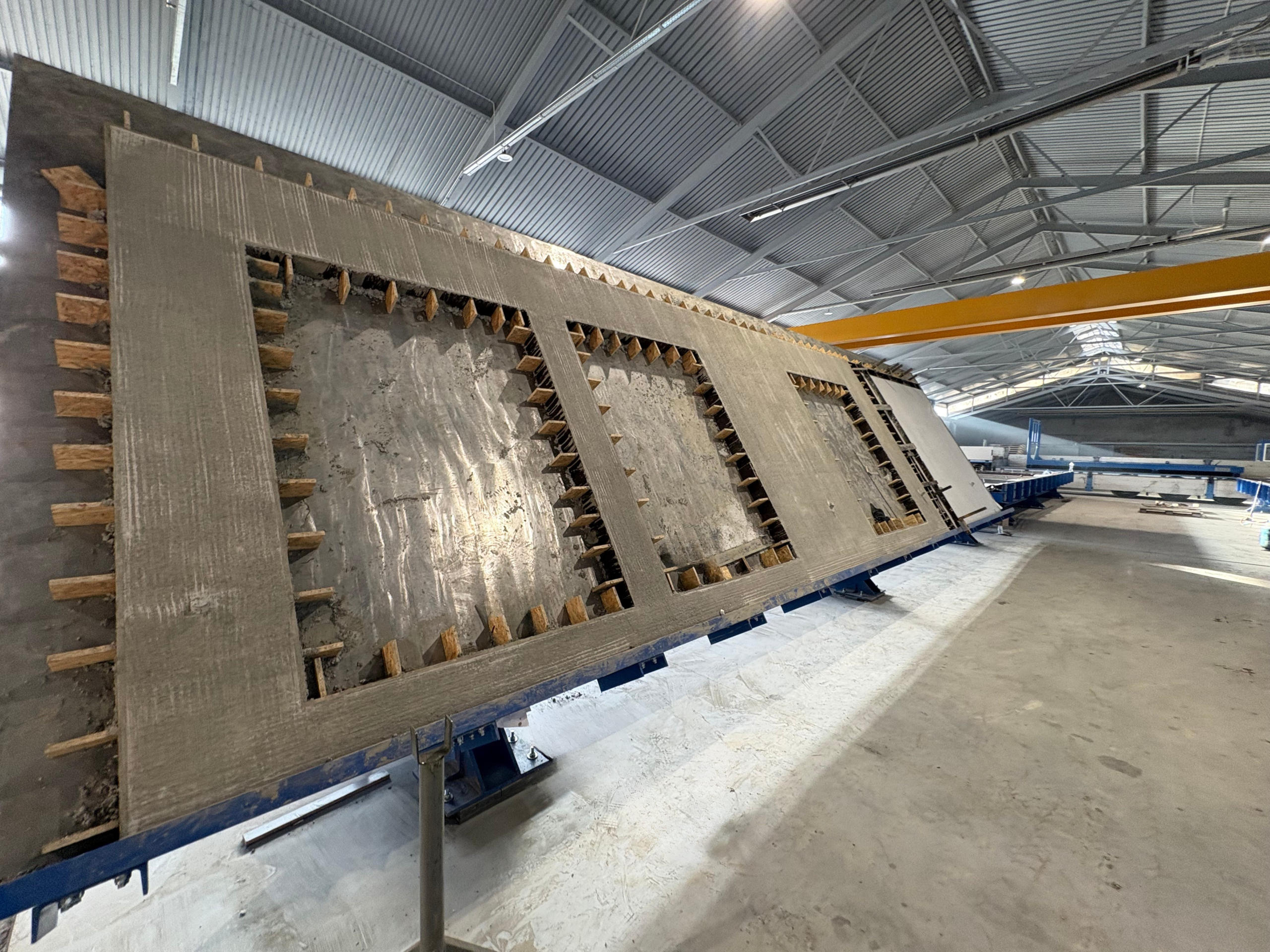 Stół uchylny do produkcji prefabrykatów betonowych, ścian i płaskich elementów z systemem wibracji zamontowany na linii do prefabrykatów